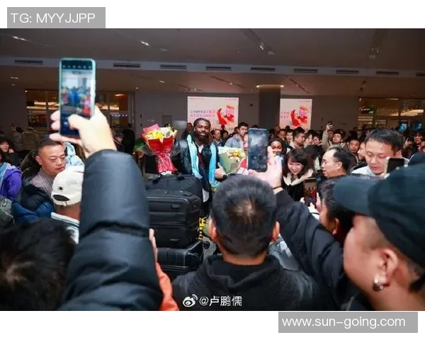 哈登与足球明星的首次见面引发球迷热议和期待